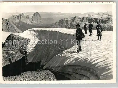 AK / Ansichtskarte Trentino_Dolomiten Marmolada Sassolungo Sella Bergsteiger Winter Trentino Dolomiten