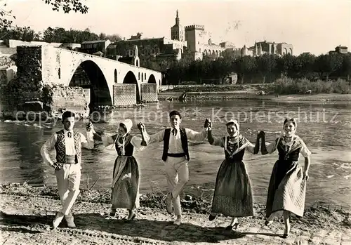 AK / Ansichtskarte Avignon_Vaucluse Contadins Contadines Pont Saint Benezet Avignon Vaucluse