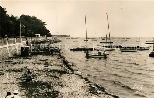Andernos les Bains Bassin dArcachon La Plage et la Flotille de petits Bateaux Andernos les Bains