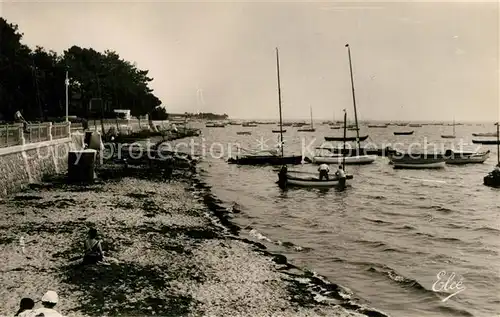 Andernos les Bains Bassin dArcachon La Plage et la Flotille de petits Bateaux Andernos les Bains