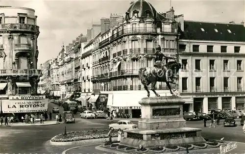 Orleans_Loiret Statue de Jeanne d Arc Place du Martroi Rue de la Republique Orleans_Loiret