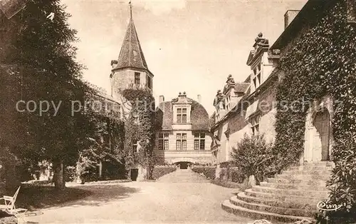 AK / Ansichtskarte Lauzun Chateau Cour d Honneur Lauzun