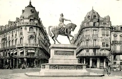 AK / Ansichtskarte Orleans_Loiret Place du Martroi Monument Statue de Jeanne d Arc Orleans_Loiret