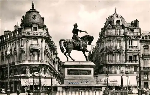 AK / Ansichtskarte Orleans_Loiret Place du Martroi Monument Statue de Jeanne d Arc Orleans_Loiret