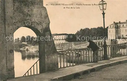 AK / Ansichtskarte Villeneuve sur Lot Vieille Porte sur le Pont et Vue de la Cale Villeneuve sur Lot