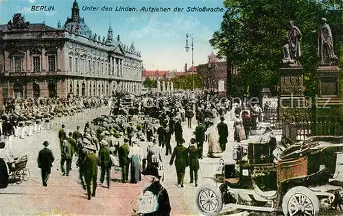 AK / Ansichtskarte Berlin Unter den Linden Aufziehen der Schlosswache Berlin