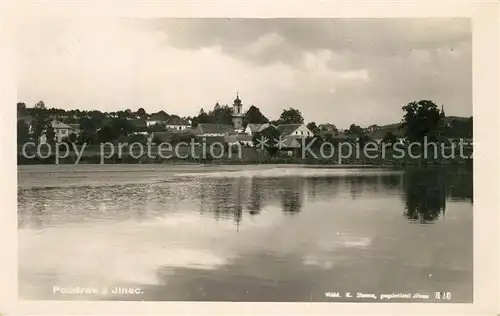 AK / Ansichtskarte Jinec Partie am Fluss Blick zur Kirche Jinec