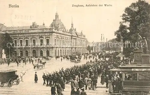 AK / Ansichtskarte Berlin Zeughaus Aufziehen der Wache Strassenbahn Postkutschen Berlin