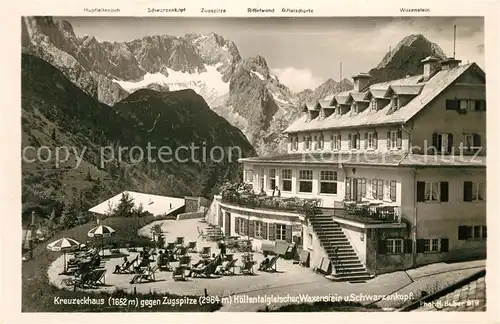 AK / Ansichtskarte Kreuzeckhaus mit Zugspitze Hoellentalgletscher Waxenstein und Schwarzenkopf Kreuzeckhaus