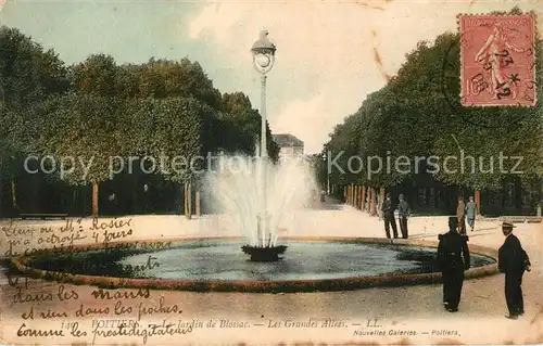 AK / Ansichtskarte Poitiers_Vienne Jardin de Blossac Les Grandes Allees Poitiers Vienne