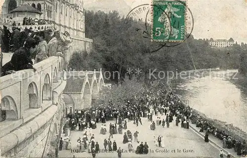 AK / Ansichtskarte Lourdes_Hautes_Pyrenees La Place de la Grotte et le Grave Lourdes_Hautes_Pyrenees