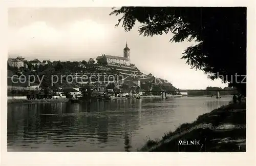 Melnik_Tschechien Uferpartie an der Elbe Blick zur Burg Melnik Tschechien
