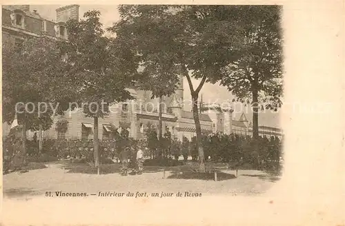 AK / Ansichtskarte Vincennes Interieur du fort un jour de Revue Vincennes