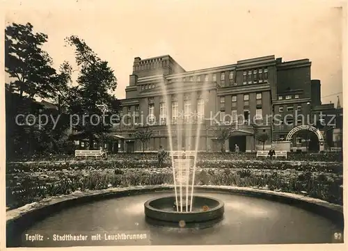 AK / Ansichtskarte Teplitz Schoenau_Teplice Stadttheater mit Leuchtbrunnen 