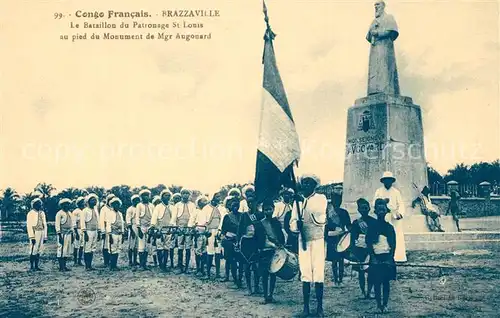 AK / Ansichtskarte Brazzaville Le Bataillon du Patronage St Louis au pied du Monument de Mgr Augouard Brazzaville