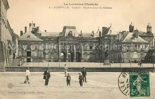 AK / Ansichtskarte Luneville Caserne Place et Cour du Chateau Luneville