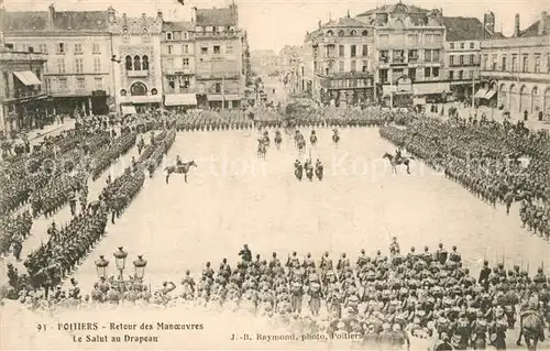 AK / Ansichtskarte Poitiers_Vienne Retour des Manoevres Le Salut au Drapeau Poitiers Vienne