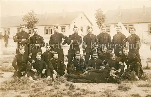 AK / Ansichtskarte Sissonne_Aisne Caserne Gruppenfoto mit Soldaten Sissonne Aisne