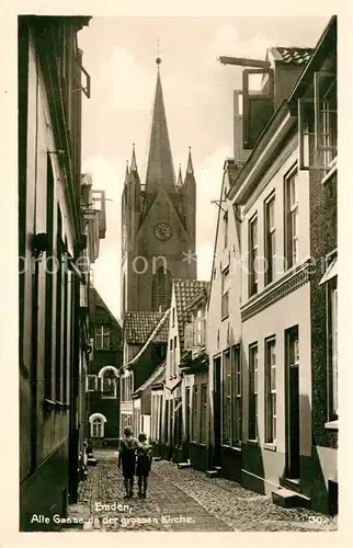 AK / Ansichtskarte Emden_Ostfriesland Alte GAsse grosse Kirche Emden_Ostfriesland