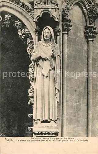 Metz_Moselle Statue am neuen Hauptportal des Doms Statue du prophete Daniel au portail de la Cathedrale Metz_Moselle