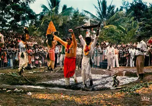 AK / Ansichtskarte La_Reunion Rite Tamoul Le Cafre et son ami le ZOreil marchant sur le feu La_Reunion