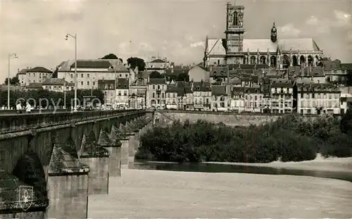 AK / Ansichtskarte Nevers_Nievre Pont sur la Loire et la Cathedrale Nevers Nievre