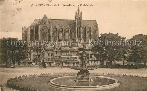 AK / Ansichtskarte Metz_Moselle Place de la Comedie et la Cathedrale Fontaine Metz_Moselle
