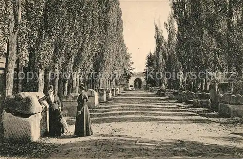 AK / Ansichtskarte Arles_Bouches du Rhone Arlesiennes aux Aliscamps Allee des Tombeaux Arles_Bouches du Rhone