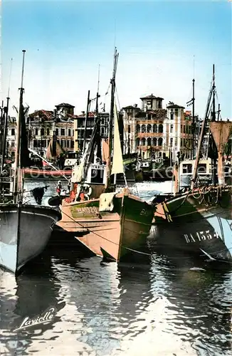 AK / Ansichtskarte Saint Jean de Luz Le Port bateaux Maison de l Infante Saint Jean de Luz
