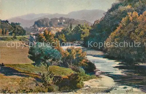 AK / Ansichtskarte Saint Jean Pied de Port La Nive et village dans son large cirque de montagnes verdoyantes Kuenstlerkarte Saint Jean Pied de Port