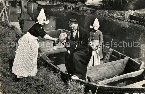 AK / Ansichtskarte Volendam Wasserstrasse Kahn Trachten Volendam