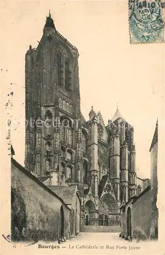 AK / Ansichtskarte Bourges Cathedrale et Rue Porte Jaune Bourges