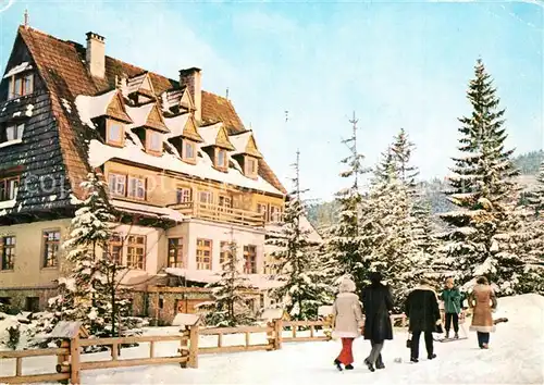 AK / Ansichtskarte Zakopane Na spacerze Spaziergang im Winter Berghotel Zakopane