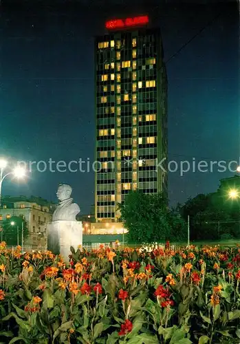 AK / Ansichtskarte Beograd_Belgrad Hotel Slavija Denkmal Bueste Nachtaufnahme Beograd Belgrad
