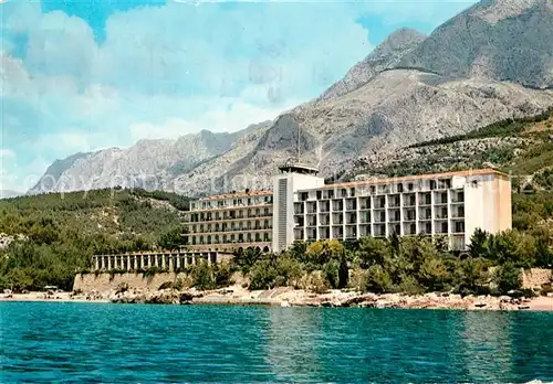 AK / Ansichtskarte Tucepi Hotel Jadran Gebirge Ansicht vom Meer aus Tucepi