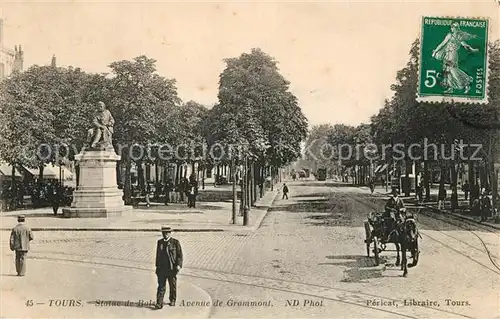 Tours_Indre et Loire Statue de Balsac Avenue de Grammont Pferdekutsche Tours Indre et Loire