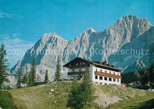 Tuerlwandhuette Talstation der Dachsteinsuedwandbahn mit den Dachsteinsuedwaenden Tuerlwandhuette