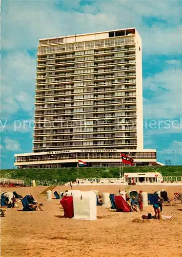 Zandvoort_Holland Strand met zicht op Bouwes Palace Zandvoort_Holland