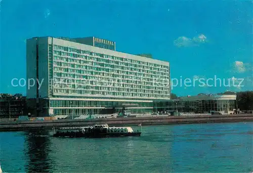 AK / Ansichtskarte Leningrad_St_Petersburg Hotel Leningrad Fluss Fahrgastschiff Leningrad_St_Petersburg