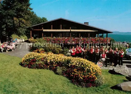 AK / Ansichtskarte Hinterzarten Skihuette Thoma Ausflugsziel Schwarzwald Trachtenkapelle Die Windeckbuben Hinterzarten