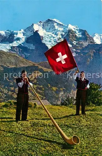 AK / Ansichtskarte Alphorn Alphornbl?ser Fahnenschwinger Jungfrau Berner Oberland  