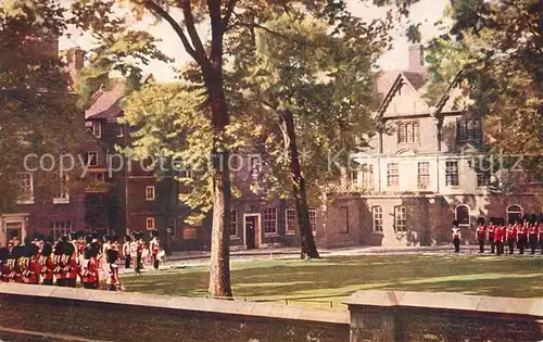 AK / Ansichtskarte Leibgarde_Wache Tower of London Tower Green King s House Changing of the Guard 