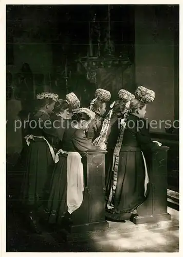 AK / Ansichtskarte Trachten_Schwarzwald Kranz  und Sch?pelmaidle Klosterkirche St. M?rgen Trachten Schwarzwald