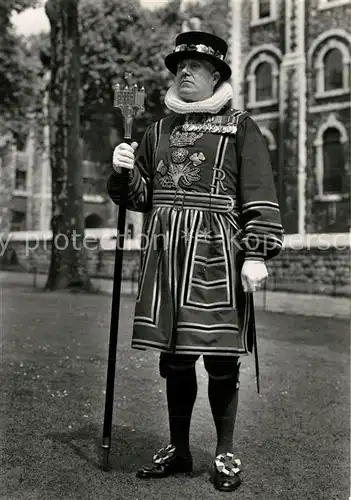 AK / Ansichtskarte Leibgarde_Wache Tower of London Chief Yeoman Warder 