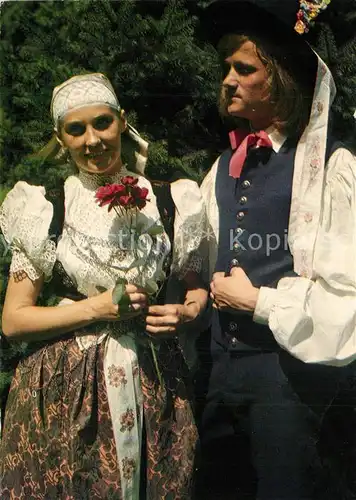 AK / Ansichtskarte Trachten_Polen Mloda para w cieszynskich strojach ludowych po oczepinach 