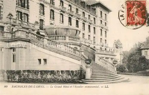 AK / Ansichtskarte Bagnoles de l_Orne Grand Hotel et Escalier monumental Bagnoles de l_Orne