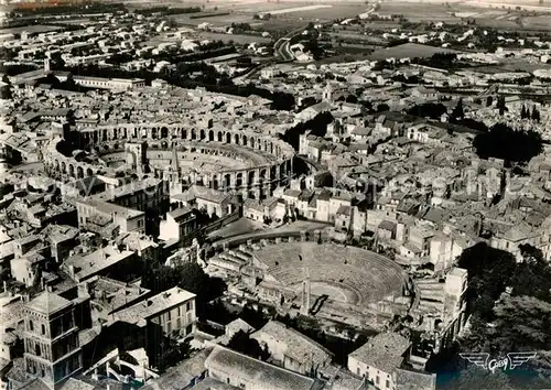 AK / Ansichtskarte Arles_Bouches du Rhone Fliegeraufnahme Les Ar?nes et le Theatre Antique Arles_Bouches du Rhone