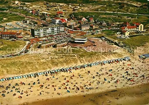 AK / Ansichtskarte Bergen_aan_Zee Fliegeraufnahme mit Strand Bergen_aan_Zee