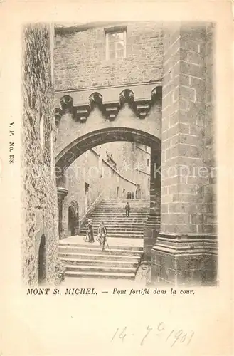 AK / Ansichtskarte Mont Saint Michel Pont frotifie dans la cour Mont Saint Michel