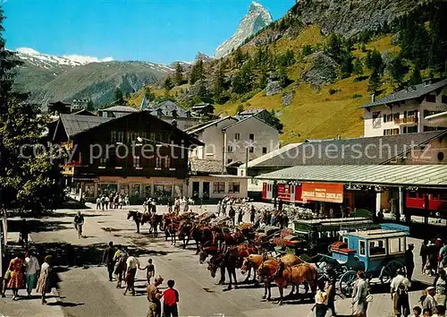 AK / Ansichtskarte Zermatt_VS Bahnhofsplatz mit Matterhorn und Pferdekutschen Zermatt_VS